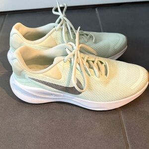 Nike Women's Mint Green Athletic Shoes